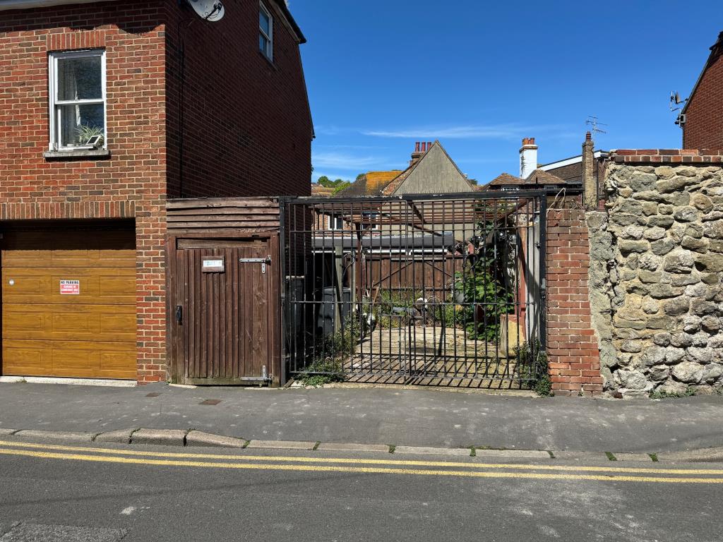 Lot: 86 - TOWN CENTRE PUBLIC HOUSE WITH COURTYARD GARDEN AND OWNERS ACCOMMODATION - Chapel Street access to parking space